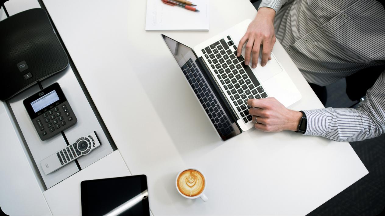 Business professional using a laptop for an AI-assisted customer conversation